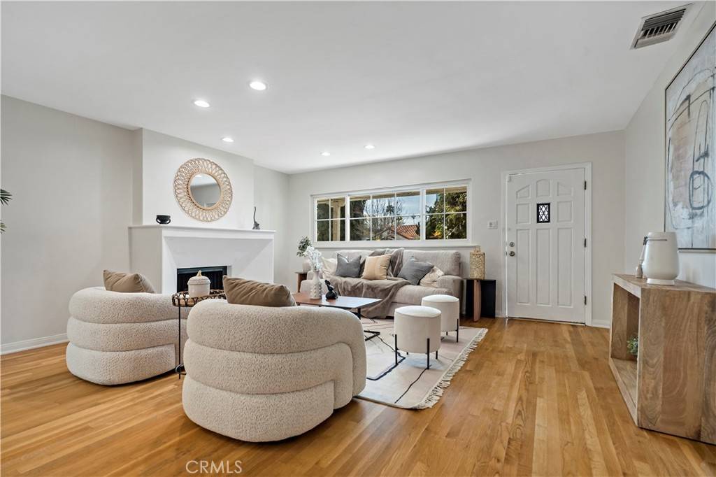 Beverly Hills, CA 90211,124 N Le Doux RD