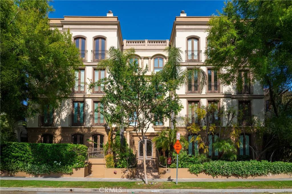 Beverly Hills, CA 90212,132 S Crescent DR #202