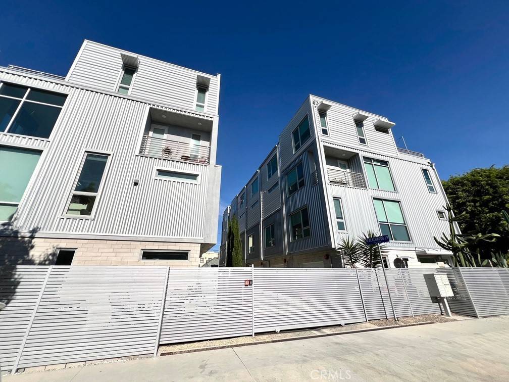 Los Angeles, CA 90038,6016 W Beachwood LN