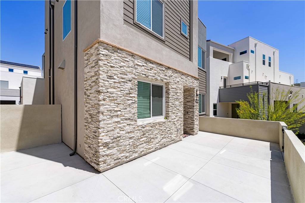 Valencia, CA 91381,27125 Skyland way