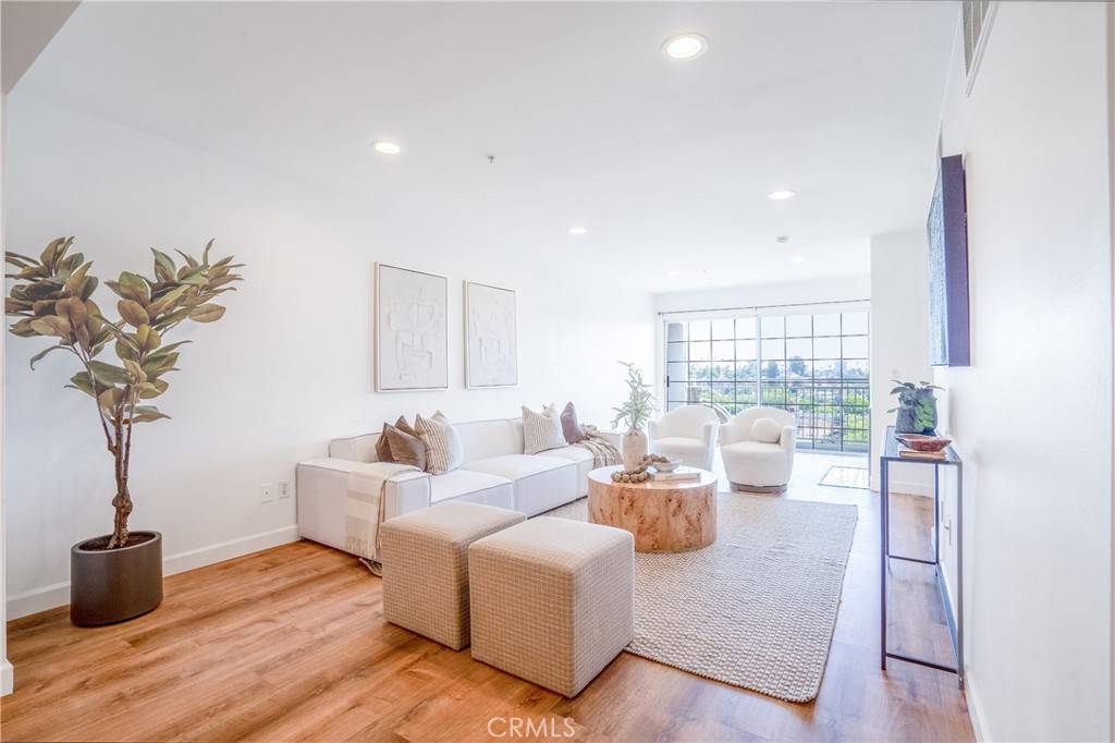 Los Angeles, CA 90032,4755 Templeton ST #2112