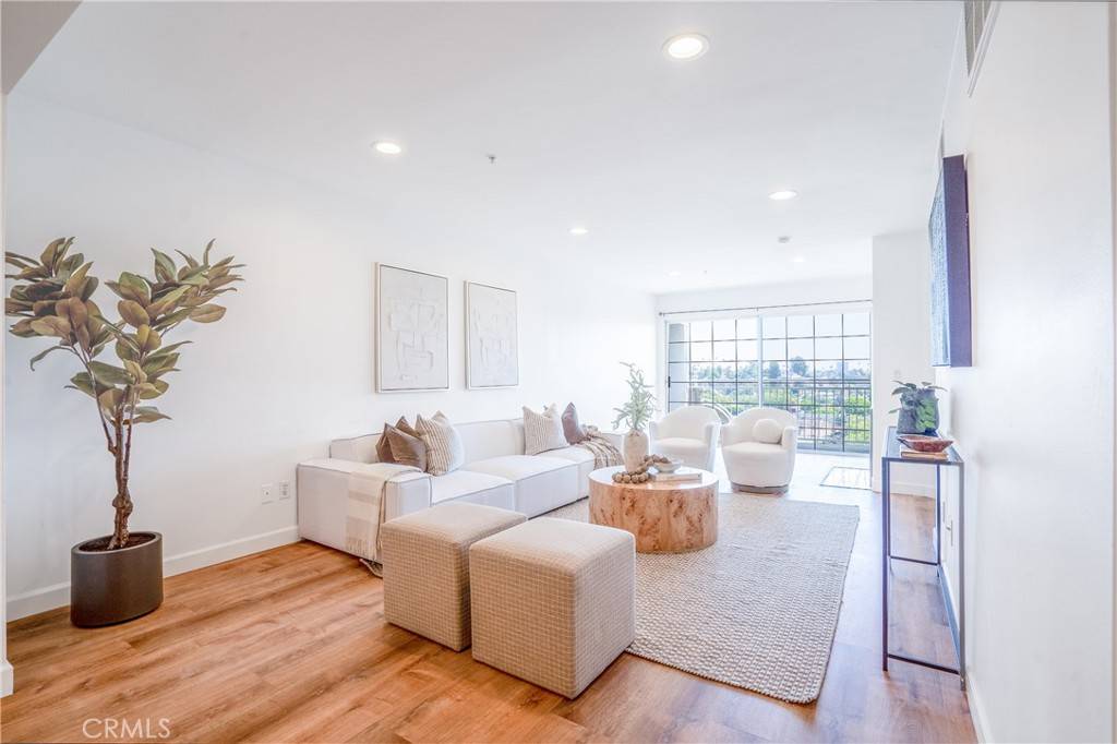 Los Angeles, CA 90032,4755 Templeton ST #2112
