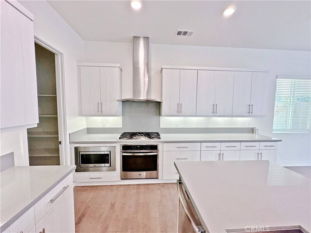 Irvine, CA 92618,229 Radial