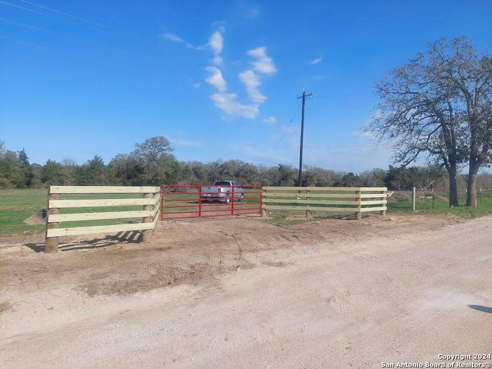 Waelder, TX 78959,000 CR 401