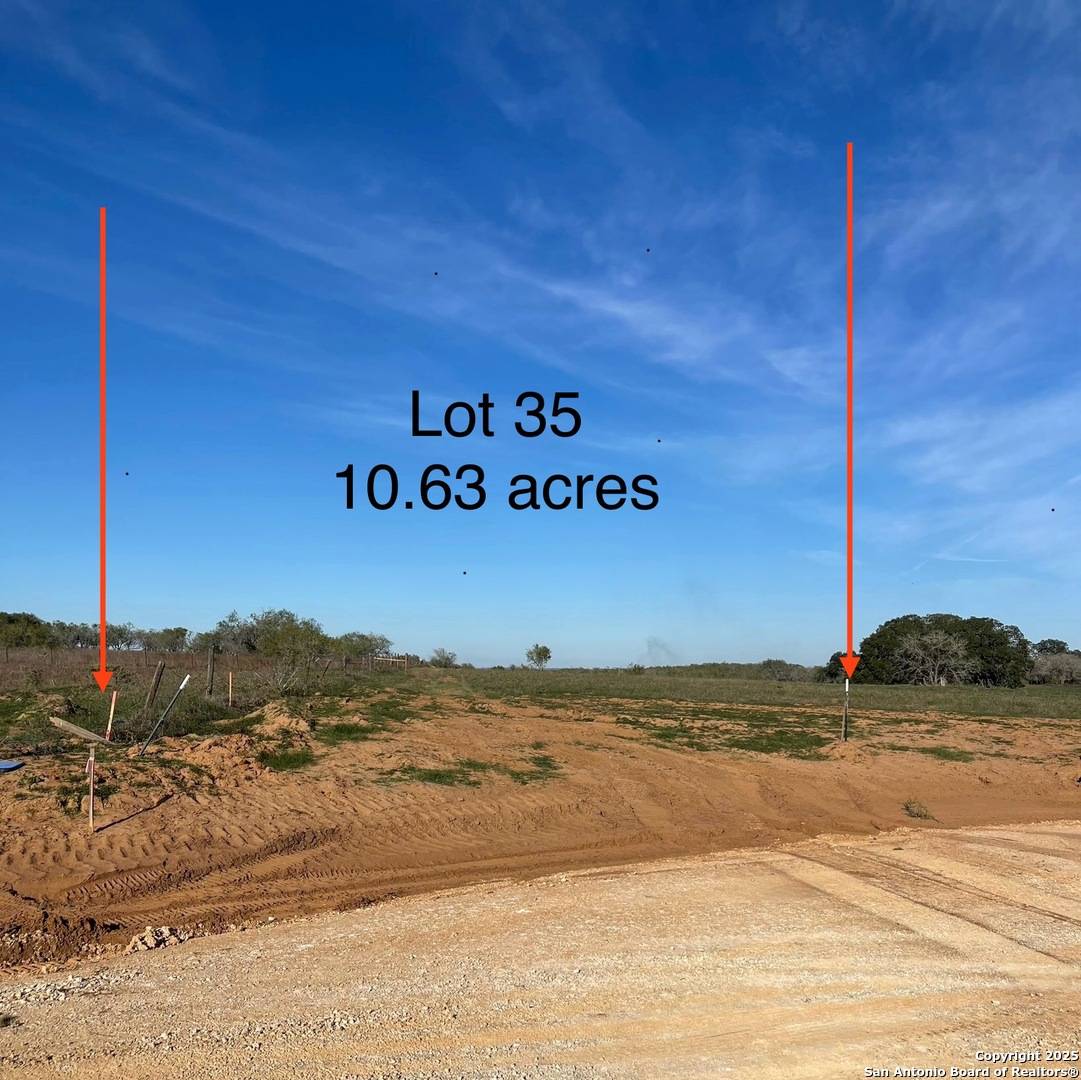 Floresville, TX 78114,121 Hidden Hills
