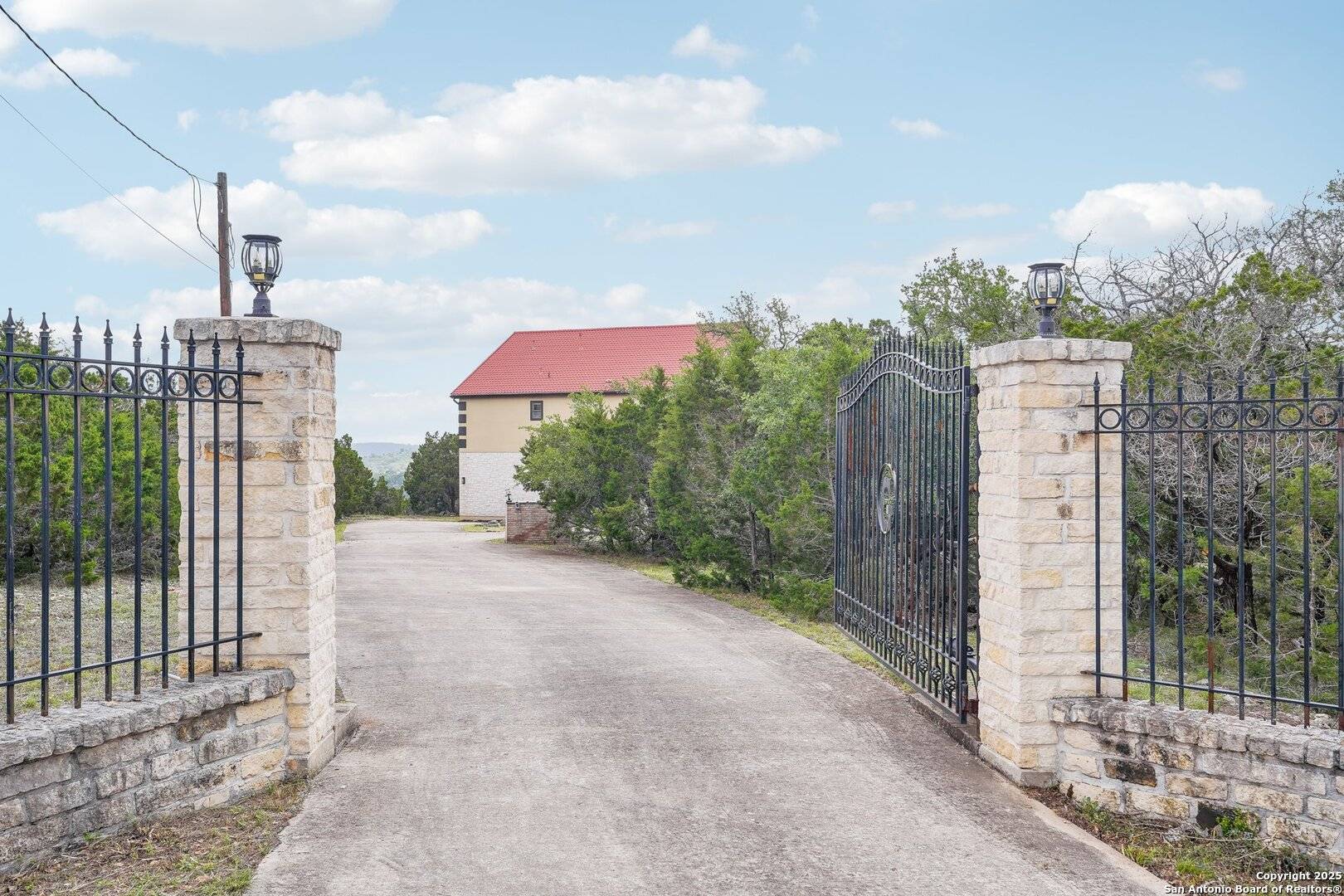 Pipe Creek, TX 78063,285 Timber Hill