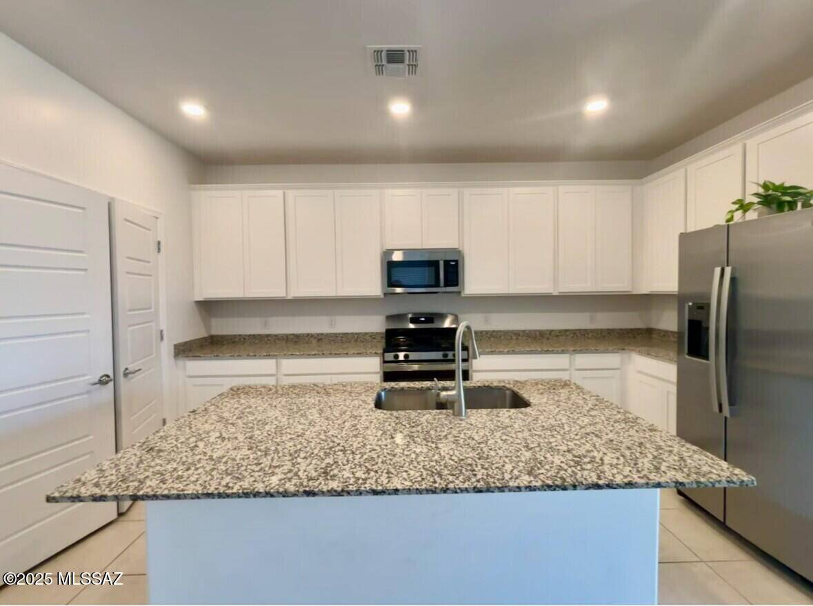 Sahuarita, AZ 85629,706 W Calle El Teclado