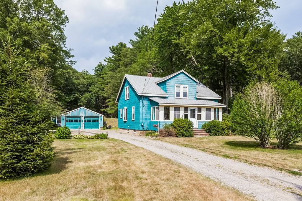 Walpole, MA 02081,586 Common St