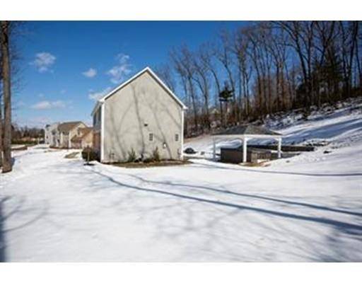 East Longmeadow, MA 01028,45 Windsor Ln