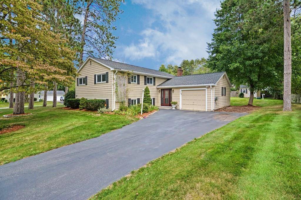 Holliston, MA 01746,465 Underwood Street