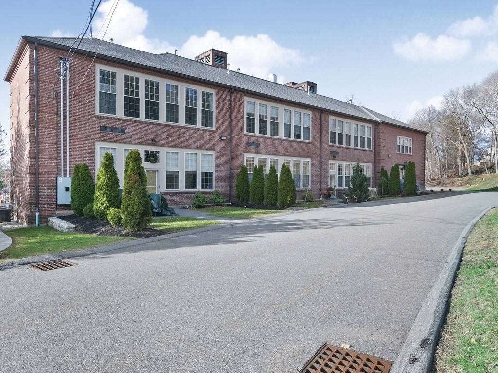 Stoneham, MA 02180,195 Collincote St #212