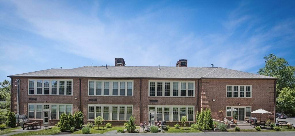 Stoneham, MA 02180,195 Collincote St #106