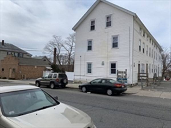 Fall River, MA 02720,2016 N Main St