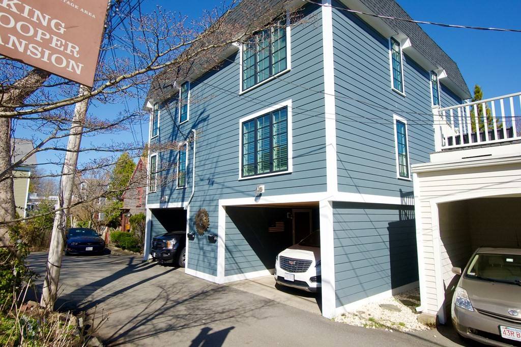 Marblehead, MA 01945,9 Hanover Ct #1