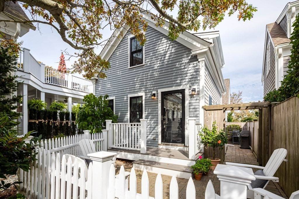 Provincetown, MA 02657,7 Conant Street #3