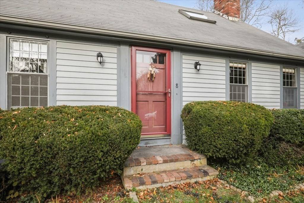 Falmouth, MA 02536,8 Bittersweet Rd