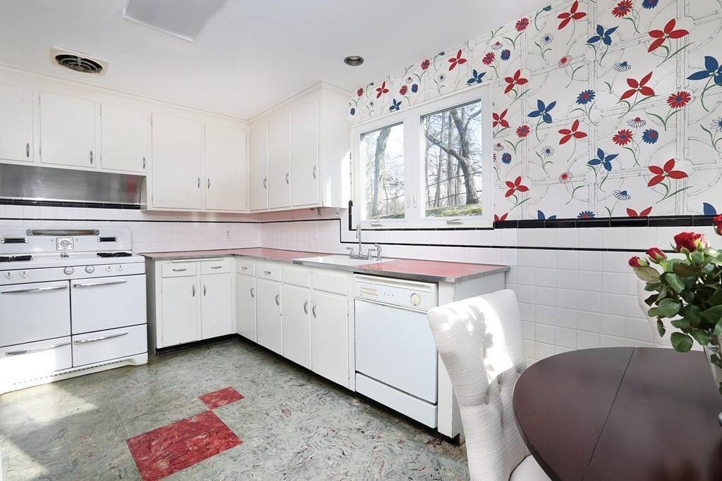 Brookline, MA 02467,154 Bellingham Rd