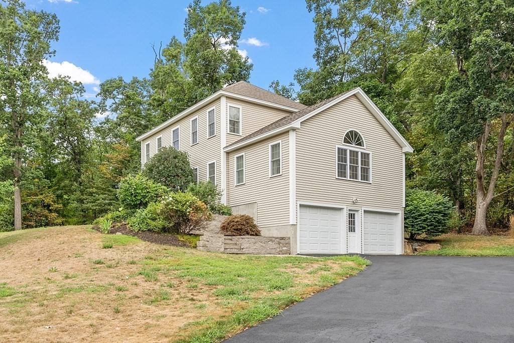 Sterling, MA 01564,1 Village Ln