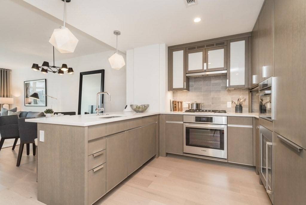 Boston, MA 02114,100 Lovejoy Wharf #5E