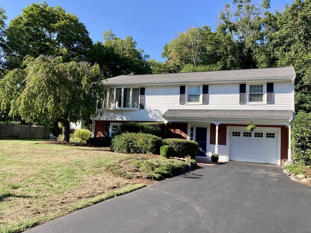 Medfield, MA 02052,20 Longmeadow Rd