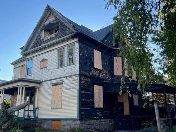 Fall River, MA 02720,528 High St