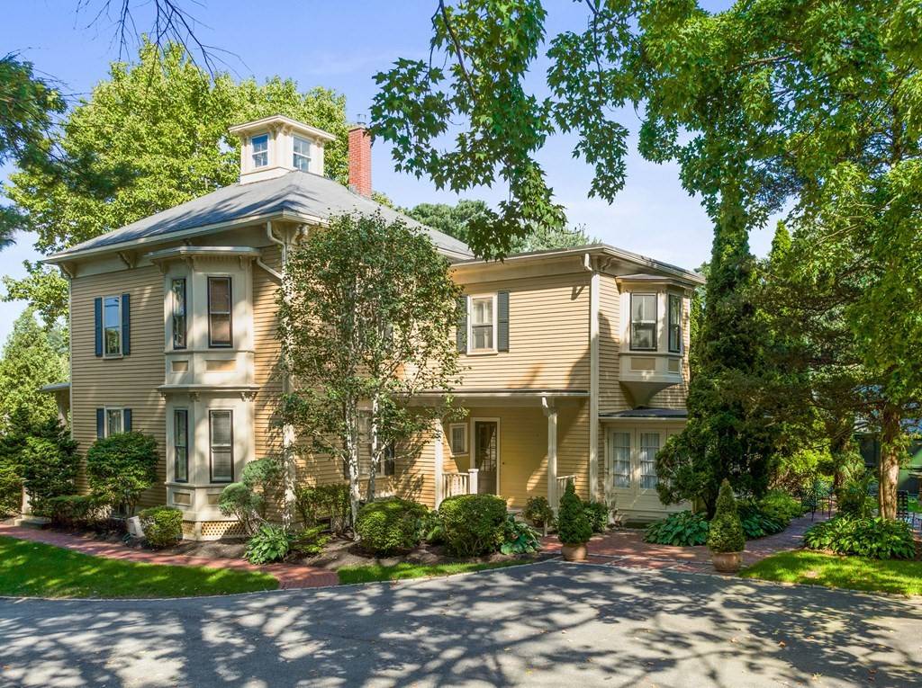Wellesley, MA 02481,7 Crescent St