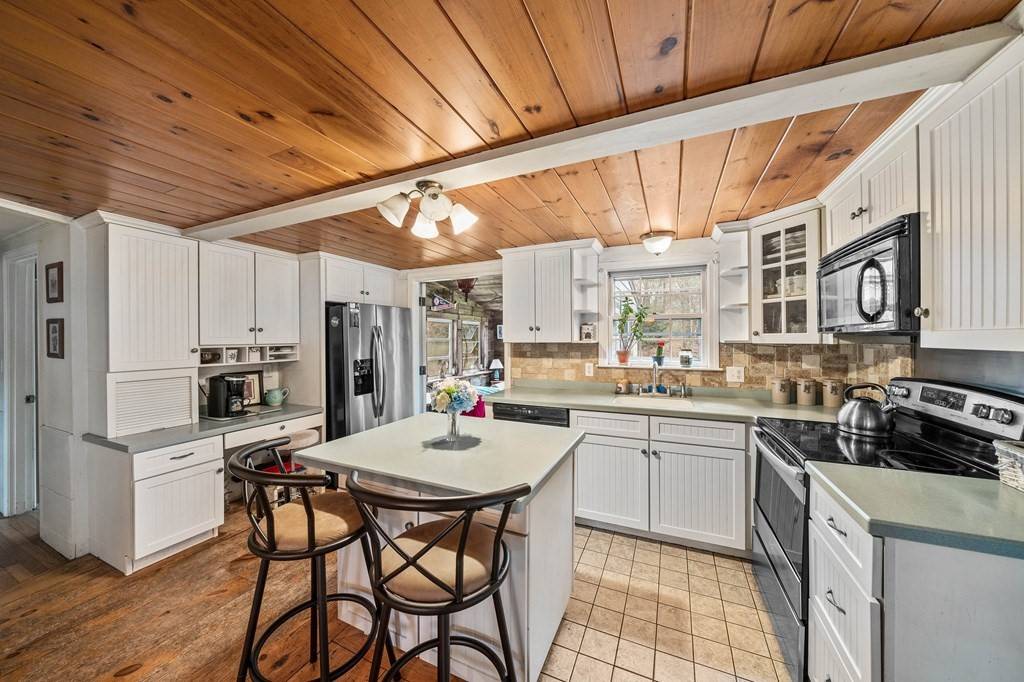 Lakeville, MA 02347,27 Captains Way