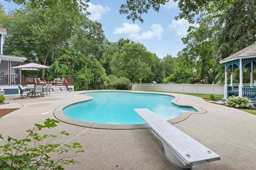 Medway, MA 02053,7 Deerfield Road