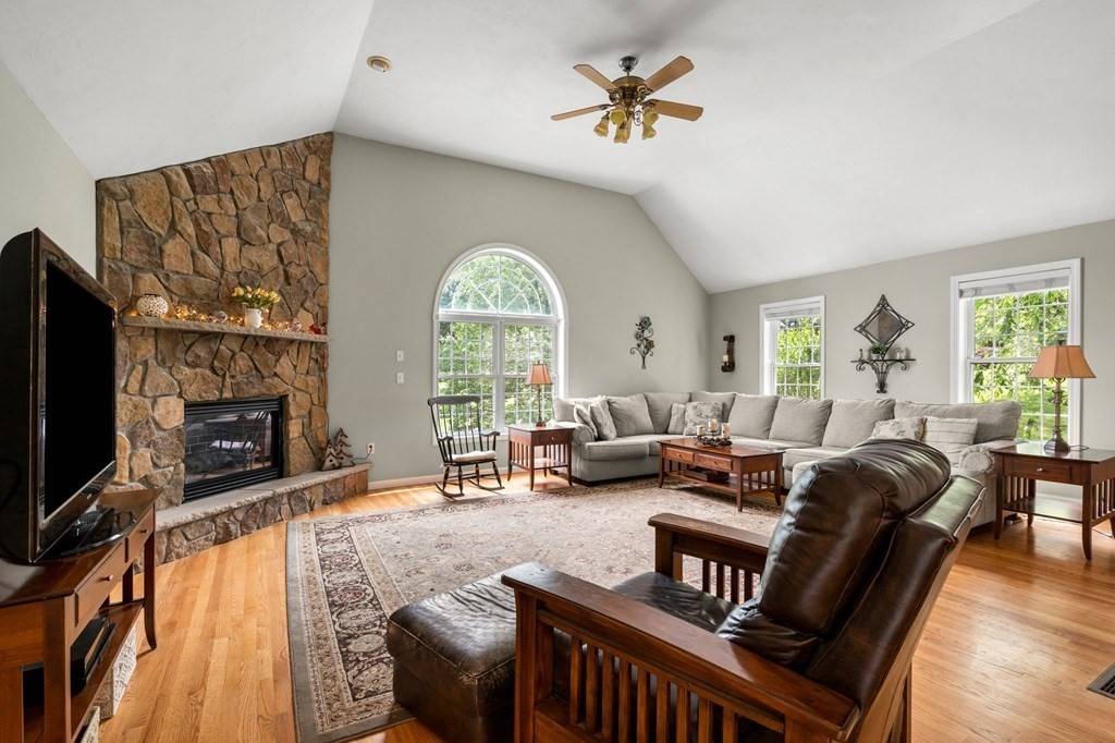 Pelham, NH 03076,14 Longview Cir