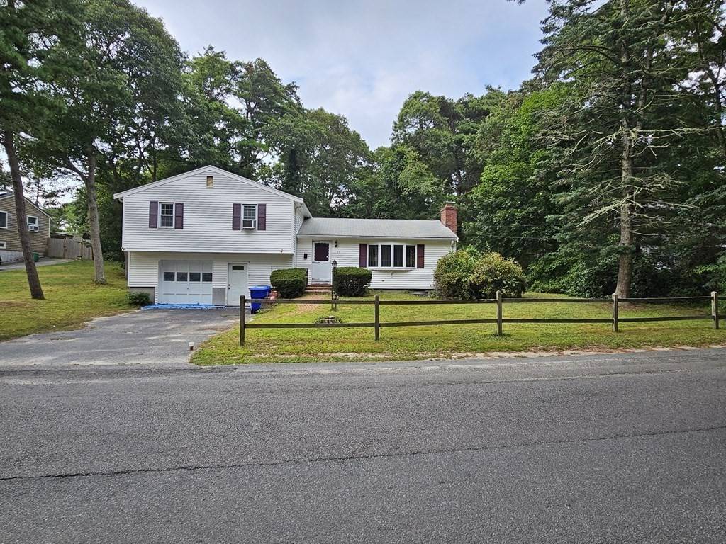 Bourne, MA 02532,33 Cypress St