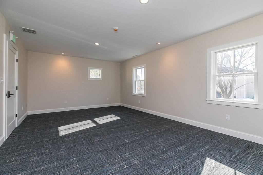 Hamilton, MA 01982,587R Bay Road #4