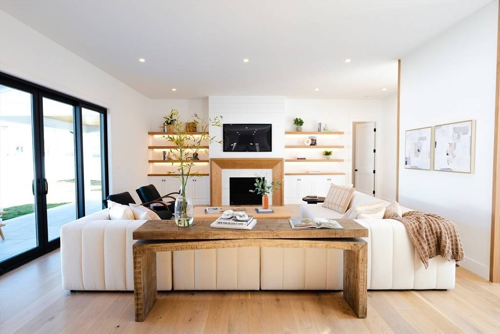 Needham, MA 02492,22 Defrancesco Circle