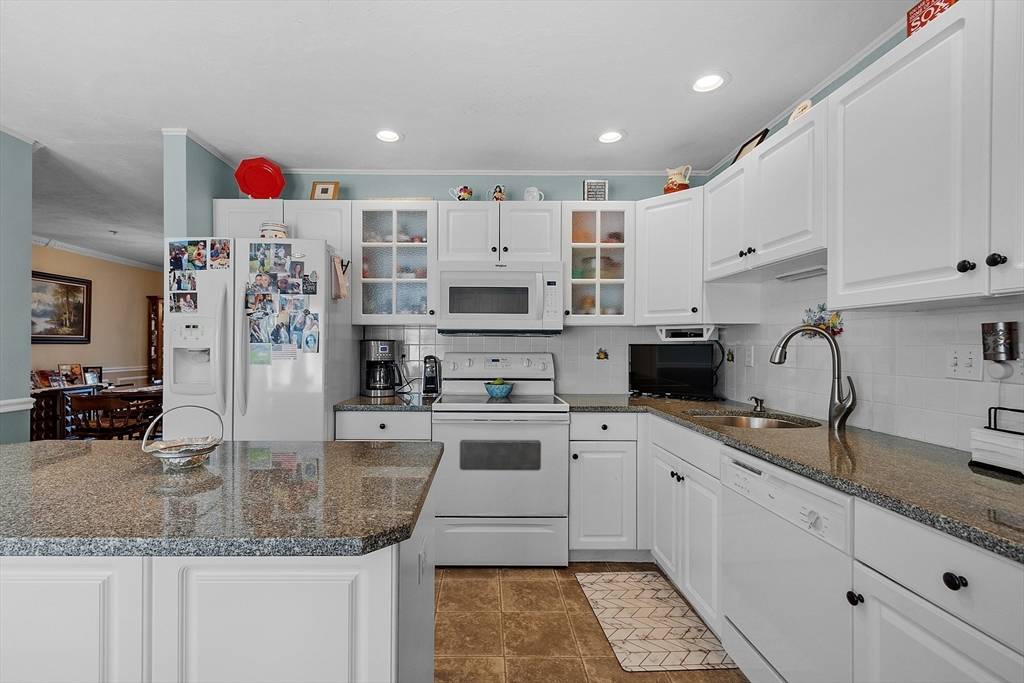 Hudson, MA 01749,11 Autumn Lane #UE