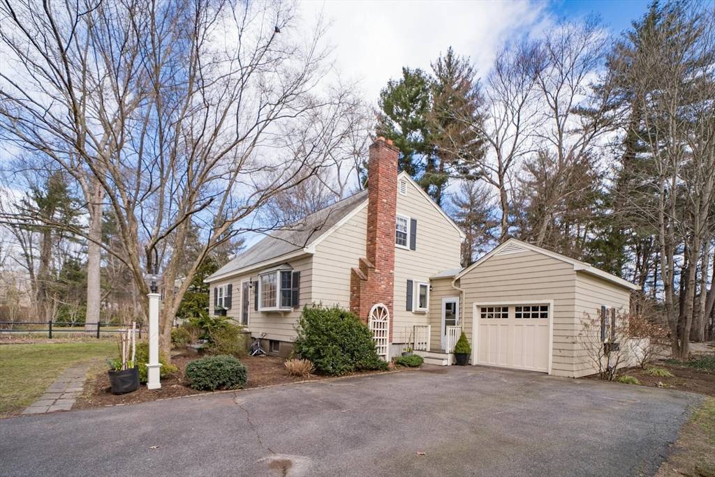 Medfield, MA 02052,123 Harding St