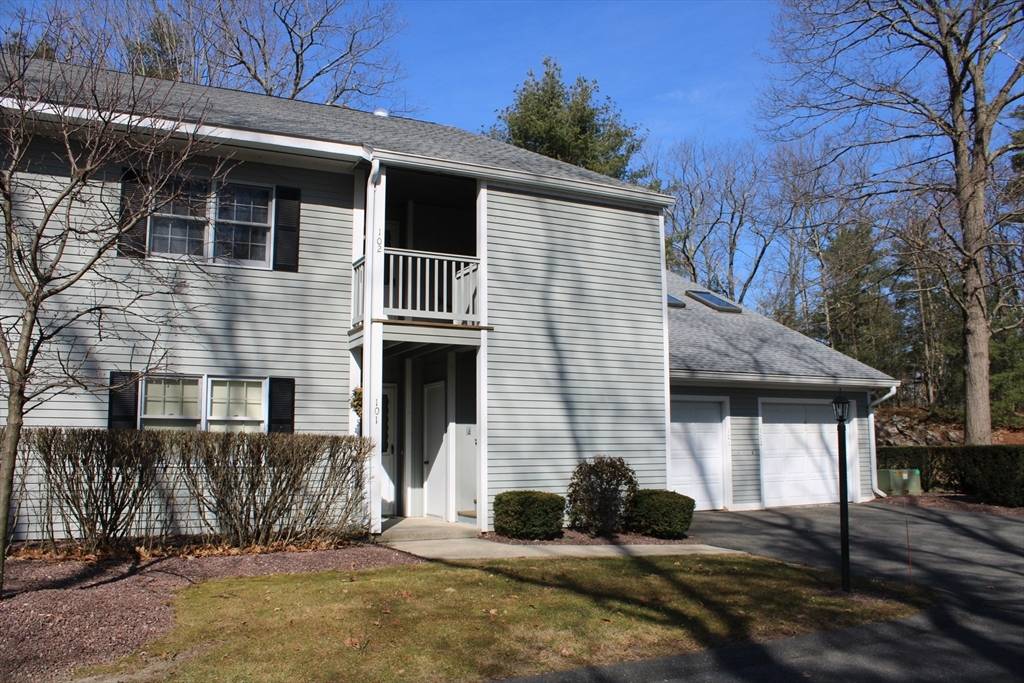 Greenfield, MA 01301,102 Country Side Rd #102