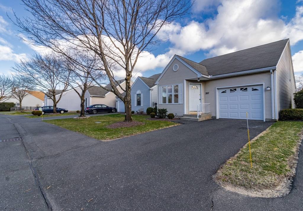 South Hadley, MA 01075,207 Alvord #207