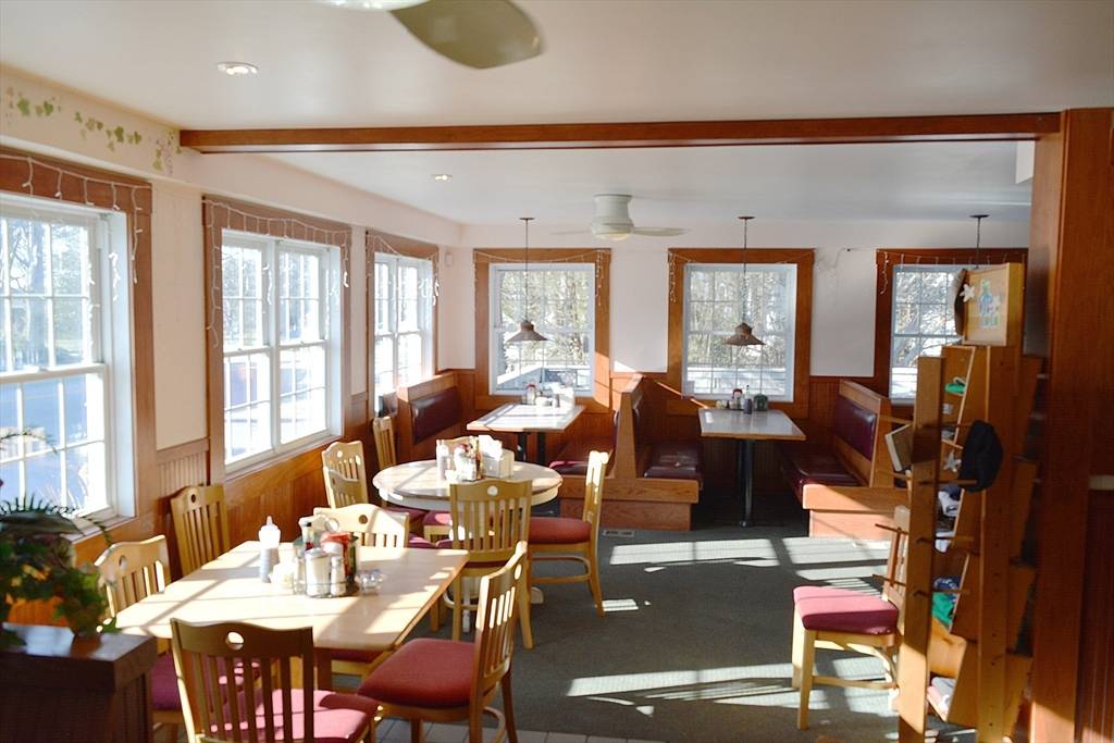 Little Compton, RI 02837,48 Commons