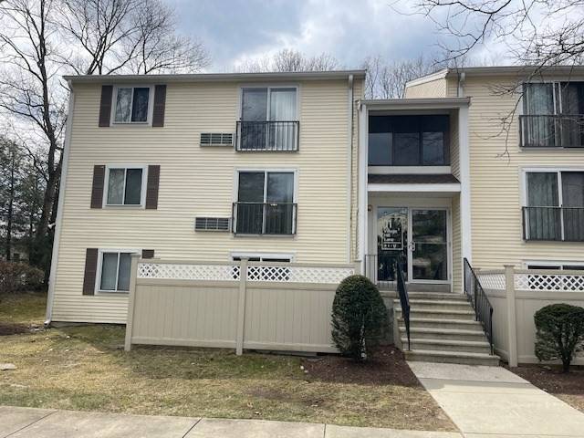 Natick, MA 01760,11 Village Hill Ln #2