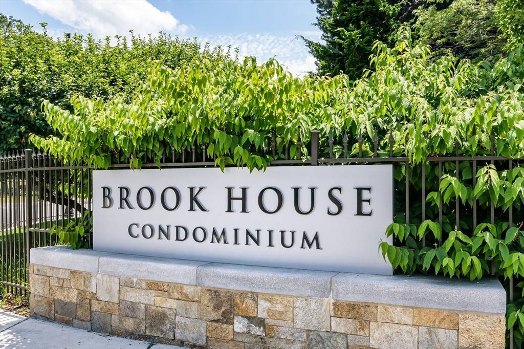 Brookline, MA 02445,33 Pond Ave #520