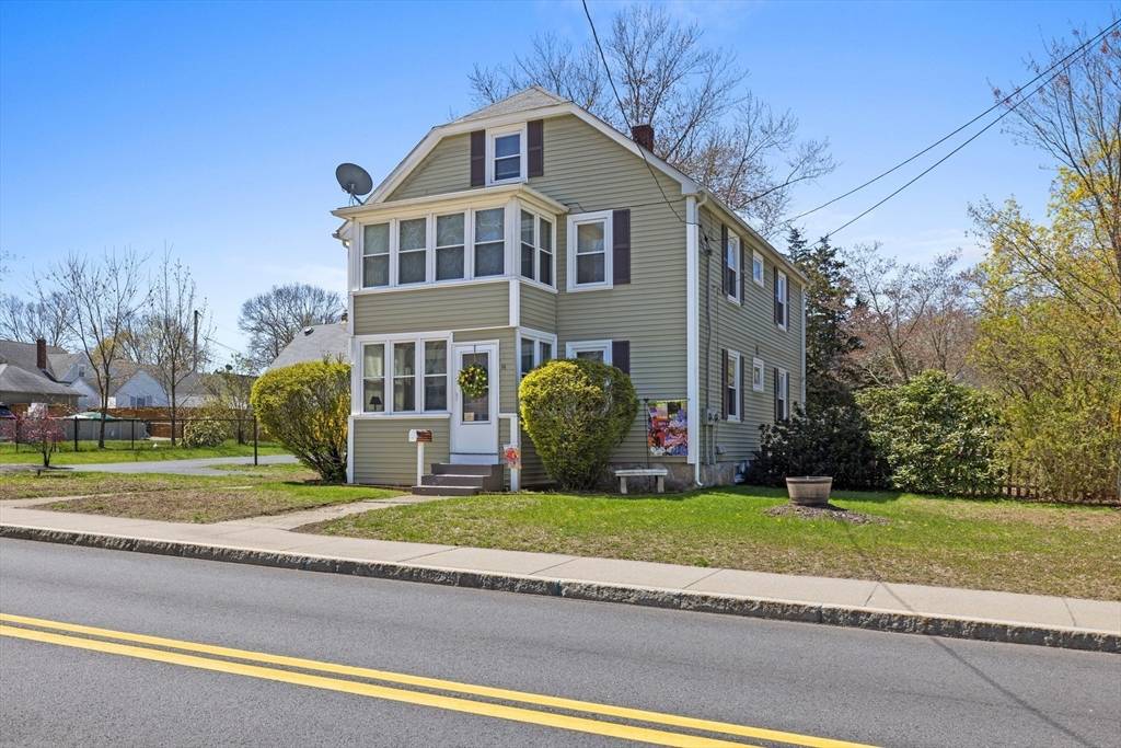 Uxbridge, MA 01569,64 Oak St