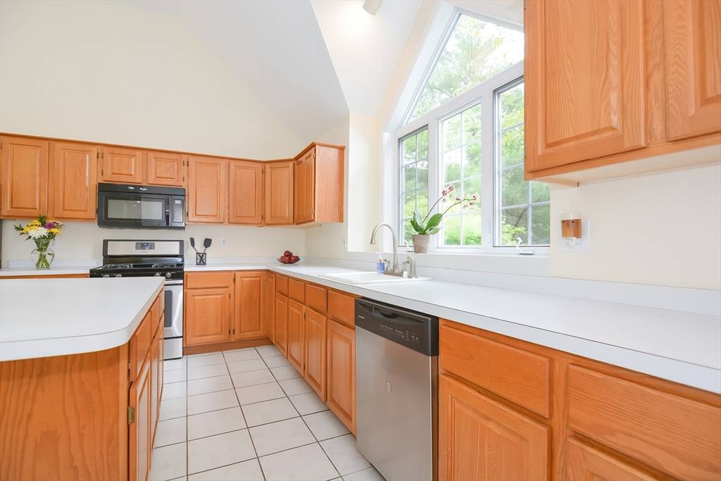 Westford, MA 01886,11 Cutter Ln