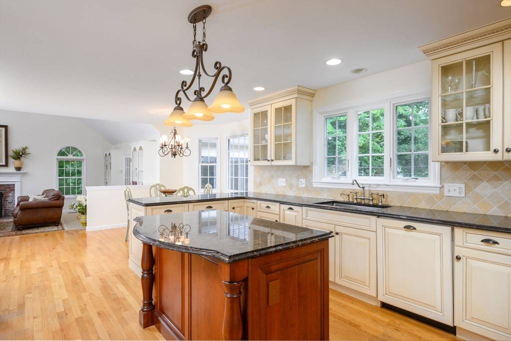 Milton, MA 02186,8 Loew Cir