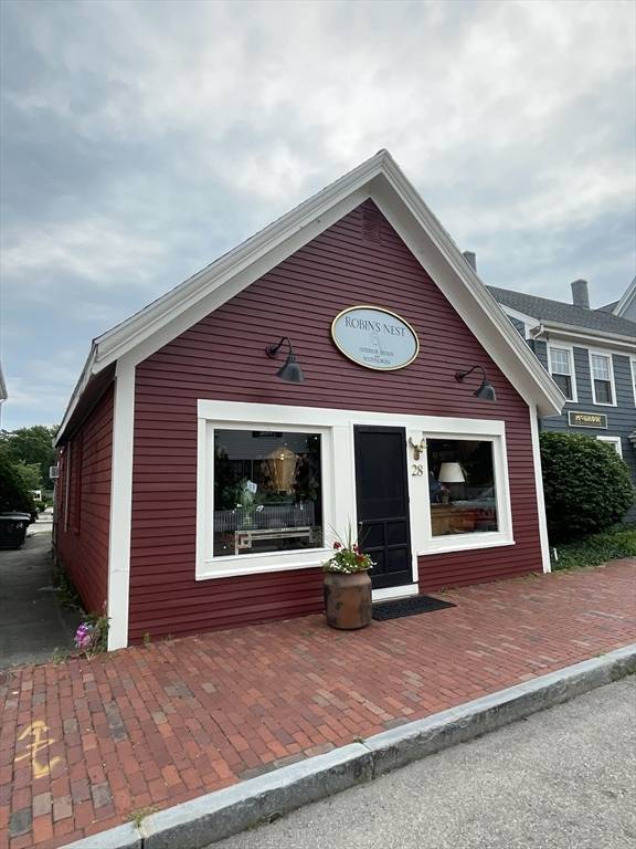 Hingham, MA 02043,28 North Street