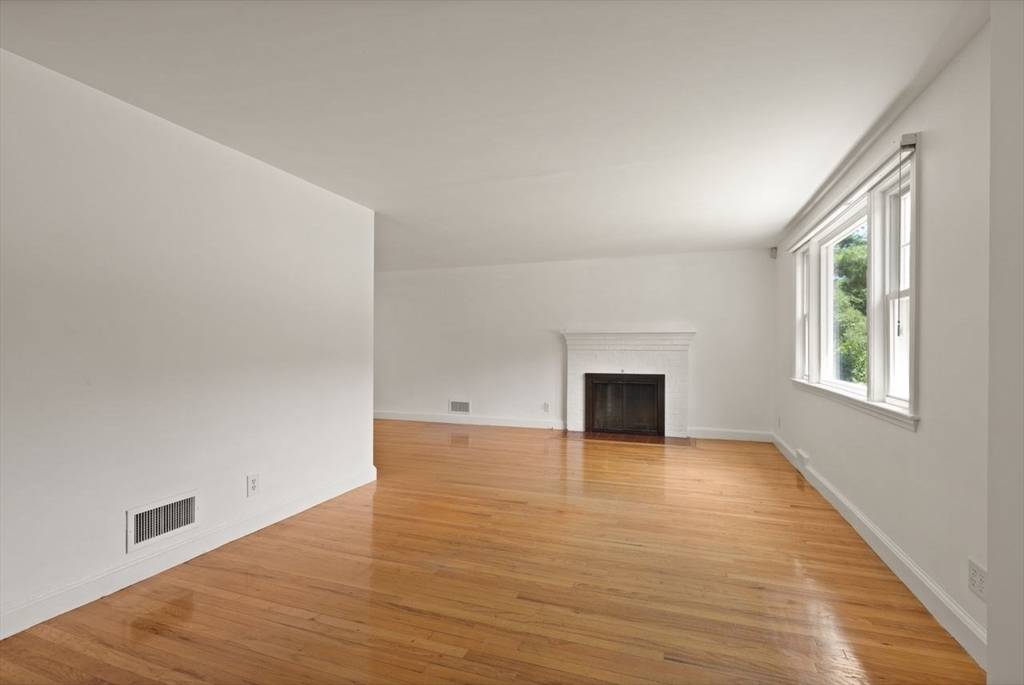 Sharon, MA 02067,9 Leonard Rd