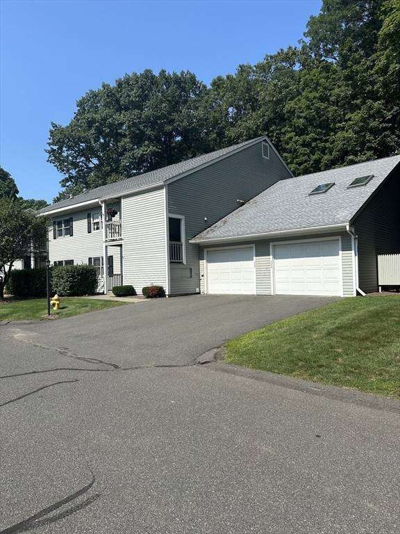 Greenfield, MA 01301,407 Country Side #407