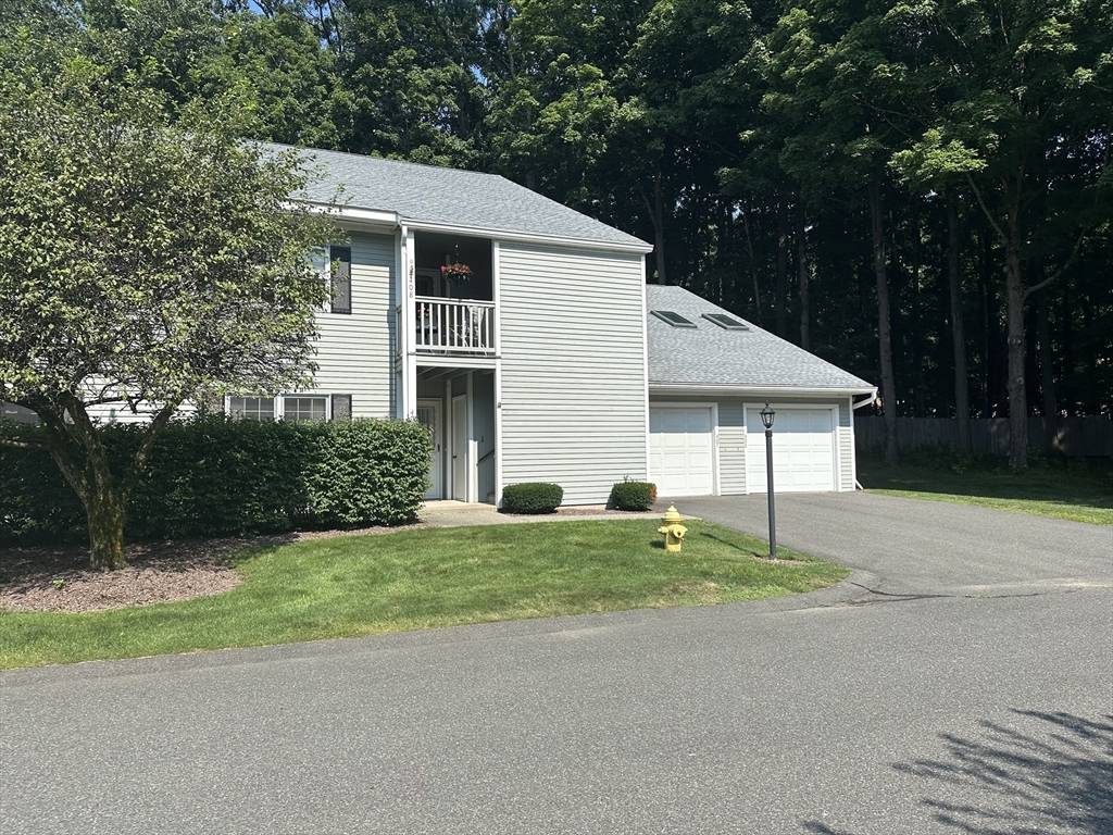 Greenfield, MA 01301,407 Country Side #407