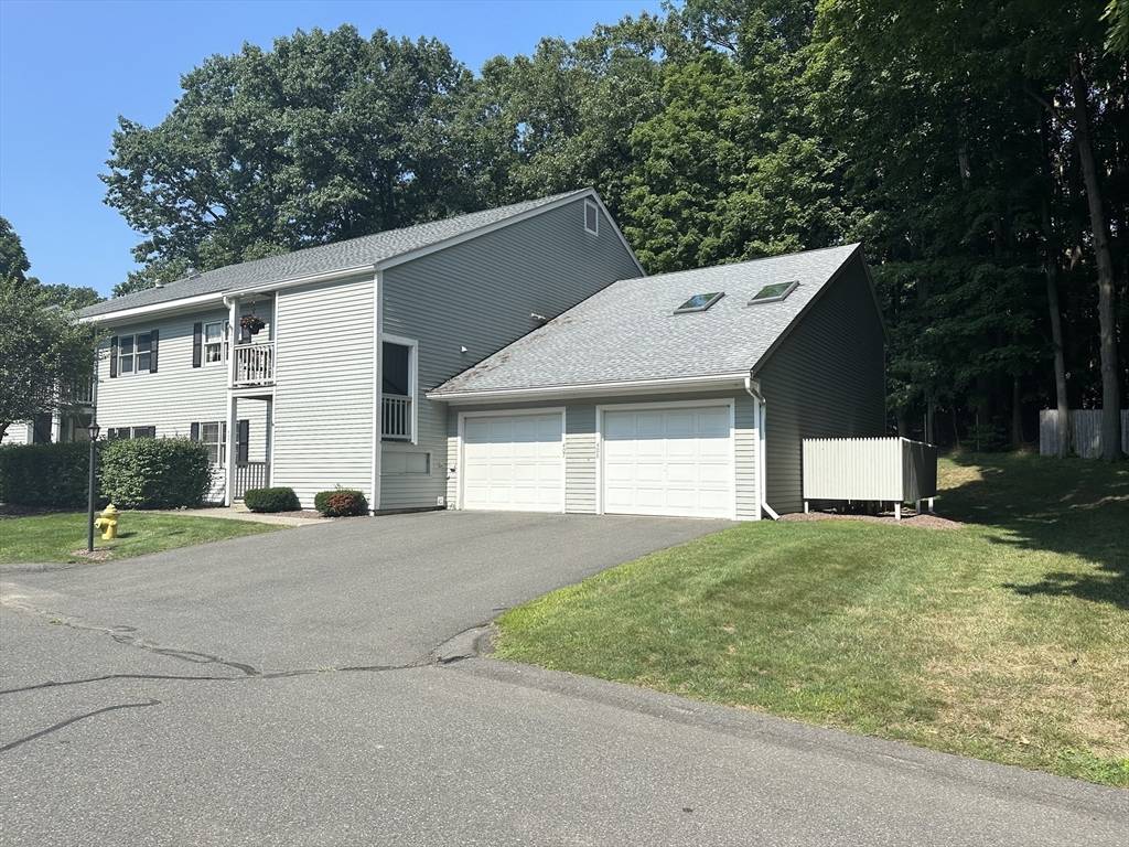 Greenfield, MA 01301,407 Country Side #407