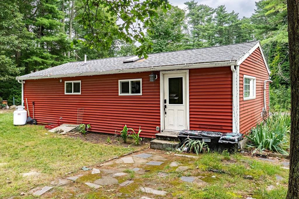 Lakeville, MA 02347,9 Hazel St