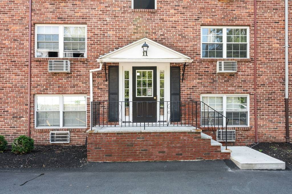 Arlington, MA 02476,11 Colonial Village Dr #3