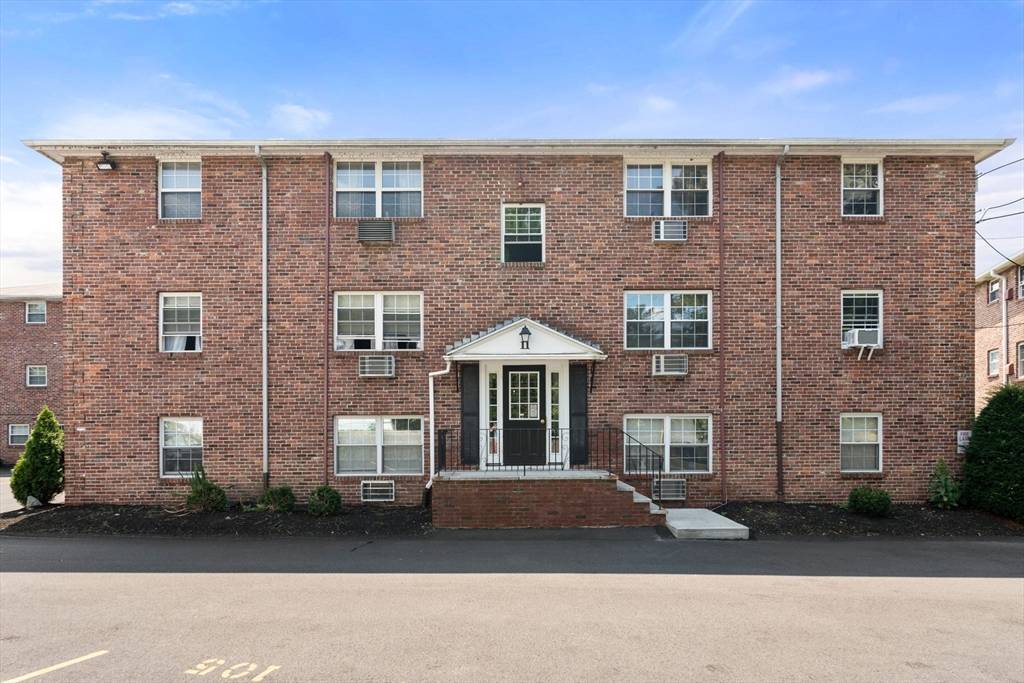 Arlington, MA 02476,11 Colonial Village Dr #3